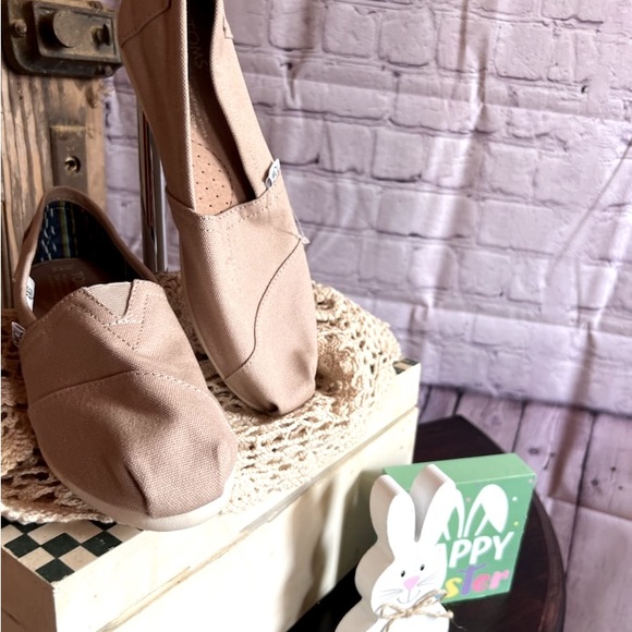 Toms Canvas Slid-Ons, Tan Size 6.5 - Picture 3 of 3